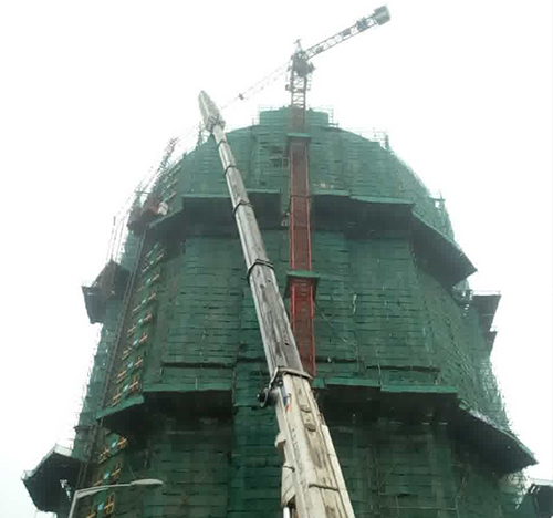 蓝田吊车在工地上作业